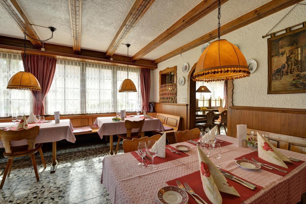 Hotel Du Chasseur Enges Exterior photo
